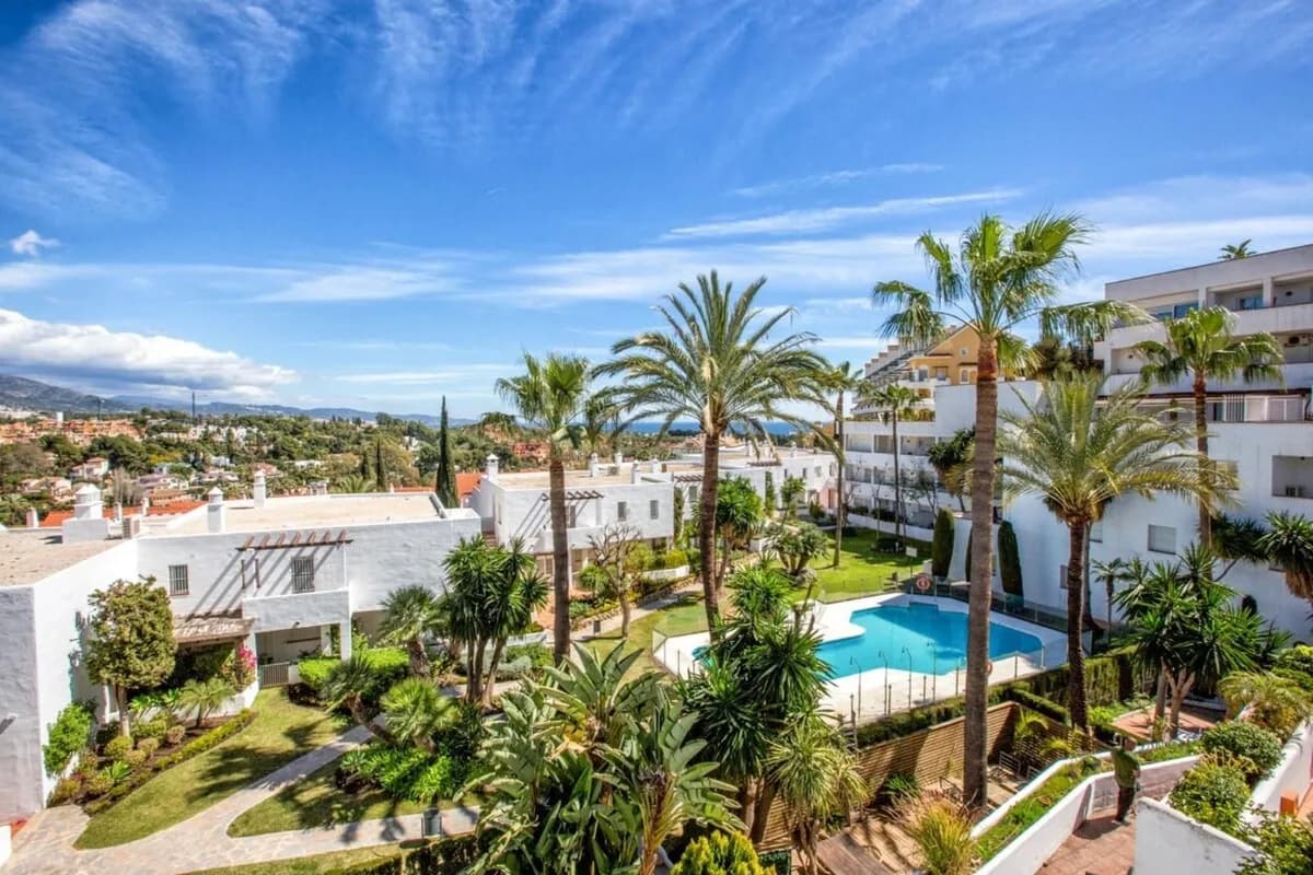 2 Bedroom Middle Floor Apartment for Sale in Nueva Andalucía, Málaga