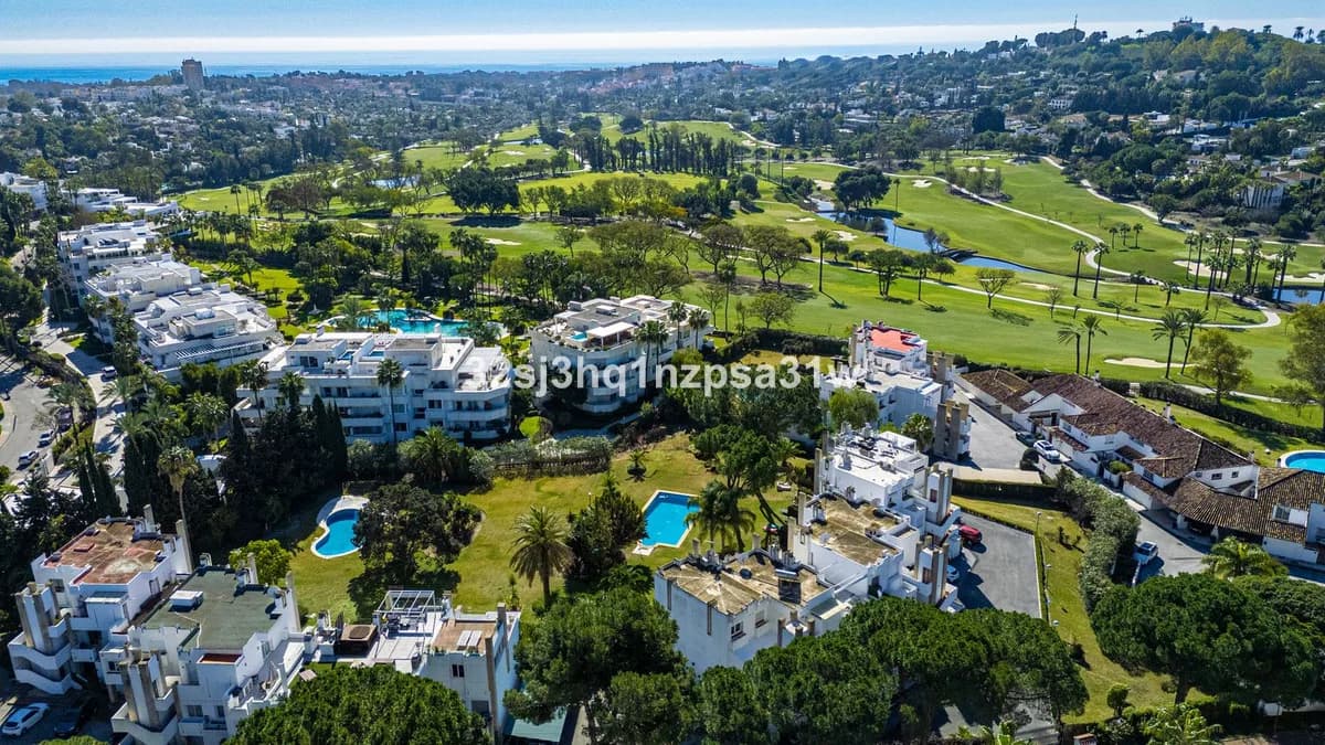 3 Bedroom Penthouse for Sale in Nueva Andalucía, Málaga - Image 2