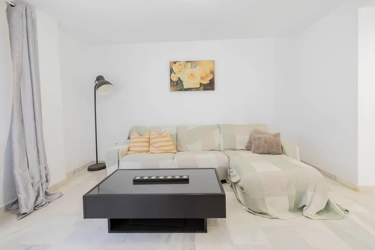 2 Bedroom Middle Floor Apartment for Sale in Las Lagunas, Málaga