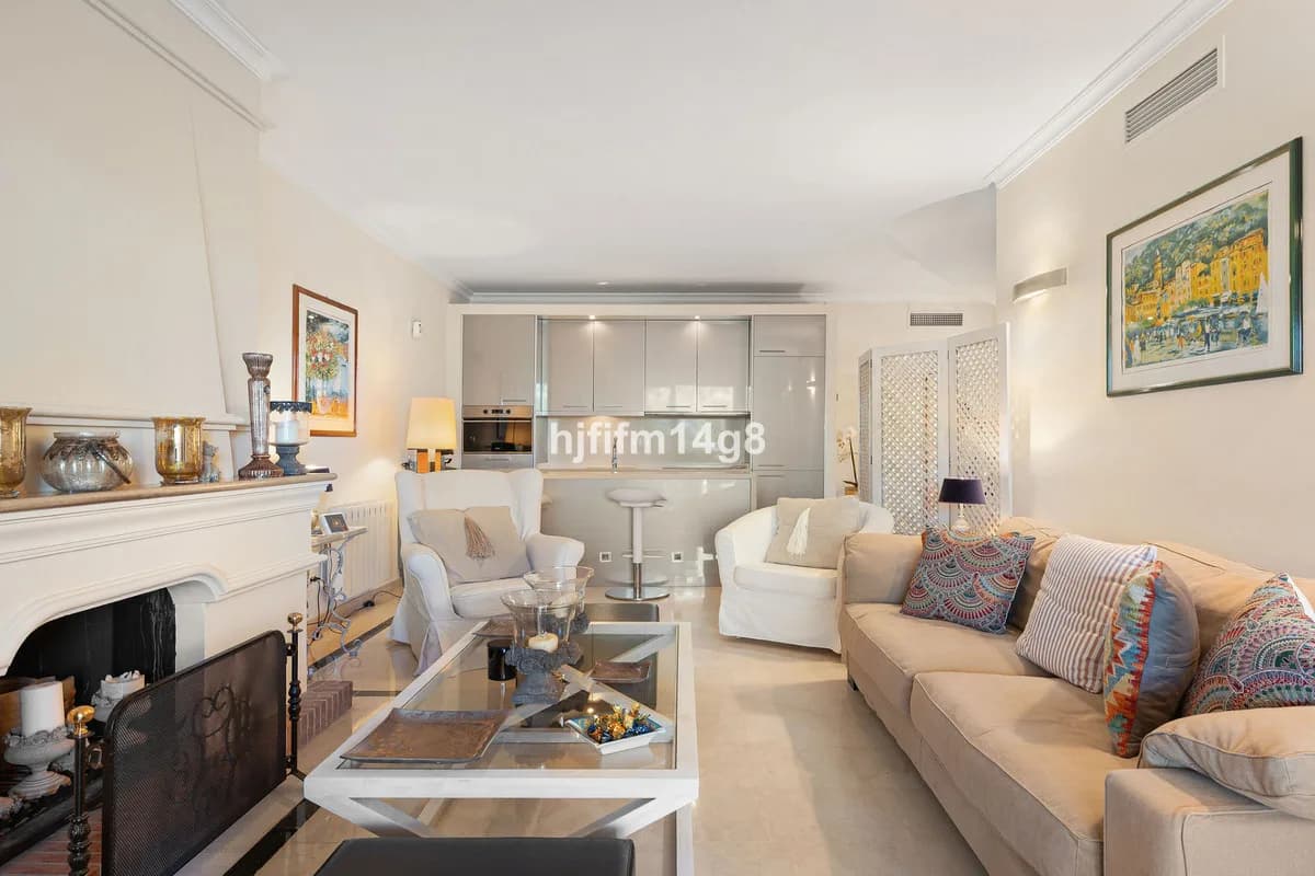 3 Bedroom Penthouse for Sale in Nueva Andalucía, Málaga - Image 4