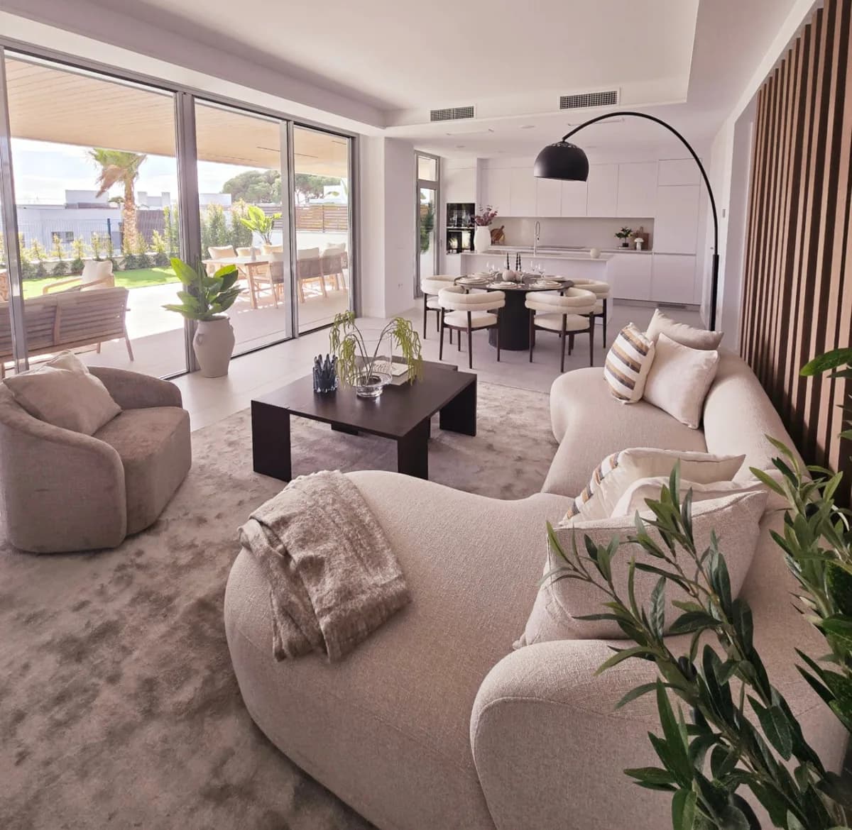 4 Bedroom Ground Floor Apartment for Sale in Marbella, Málaga - Image 2