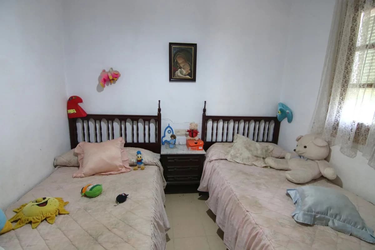 3 Bedroom Detached Villa for Sale in Coín, Málaga - Image 2
