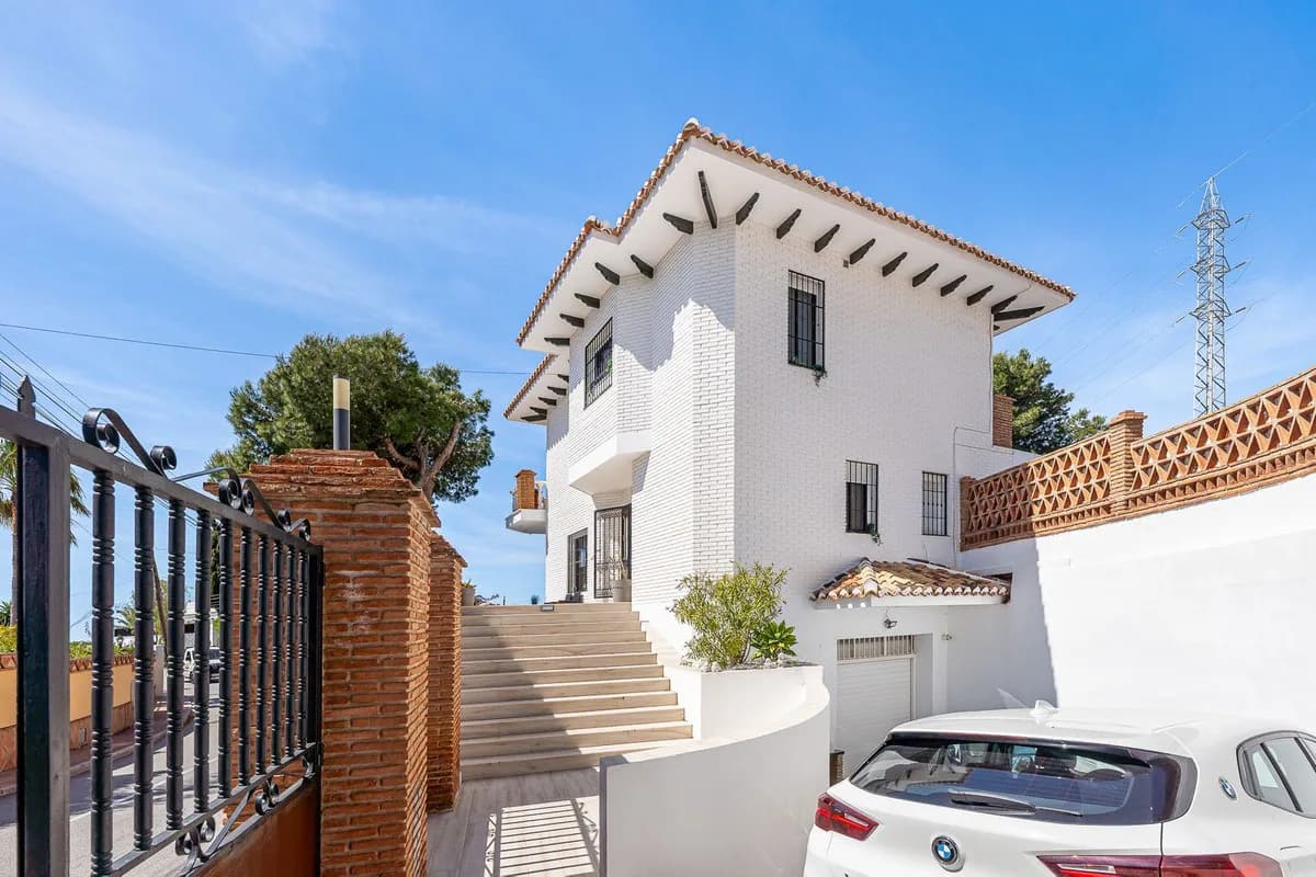 4 Bedroom Detached Villa for Sale in Benalmadena, Málaga