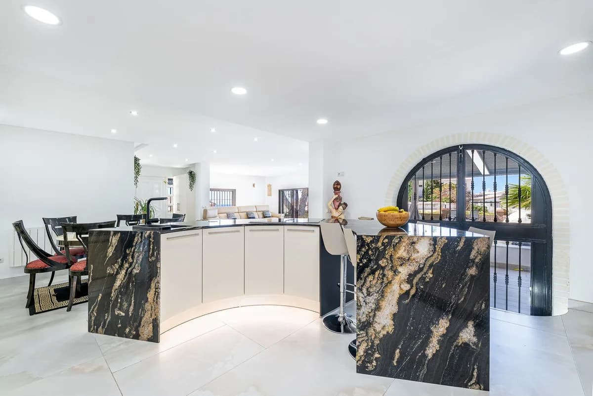 4 Bedroom Detached Villa for Sale in Benalmadena, Málaga - Image 8