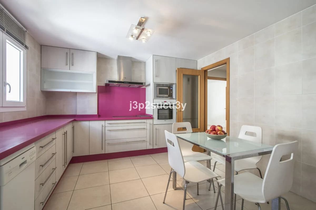 4 Bedroom Middle Floor Apartment for Sale in La Campana, Málaga - Image 5