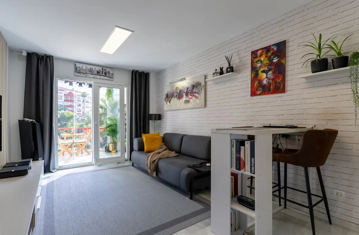 2 Bedroom Middle Floor Apartment for Sale in Riviera del Sol, Málaga - Image 2