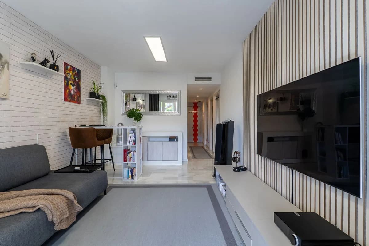 2 Bedroom Middle Floor Apartment for Sale in Riviera del Sol, Málaga - Image 4
