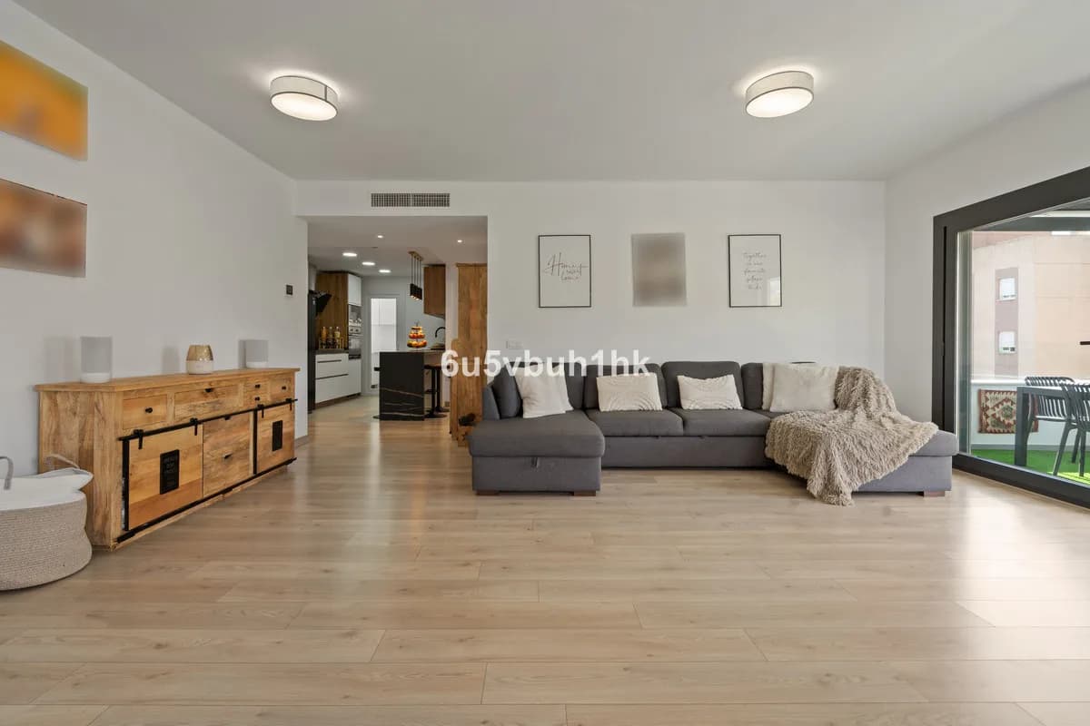 4 Bedroom Penthouse for Sale in Estepona, Málaga - Image 2