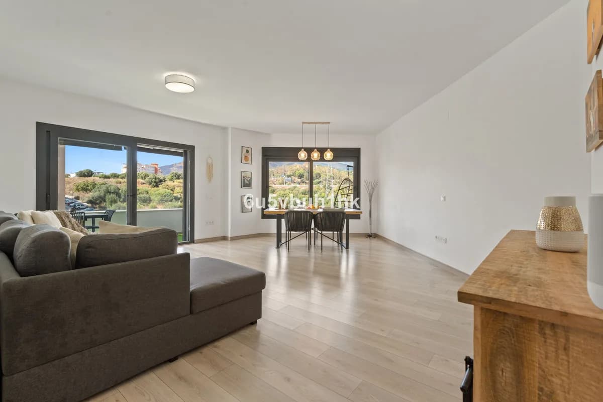 4 Bedroom Penthouse for Sale in Estepona, Málaga - Image 3
