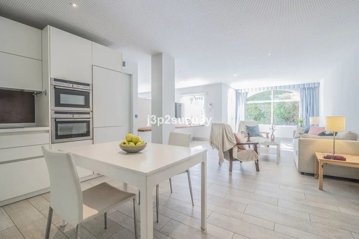 3 Bedroom Ground Floor Apartment for Sale in Guadalmina Baja, Málaga - Image 6