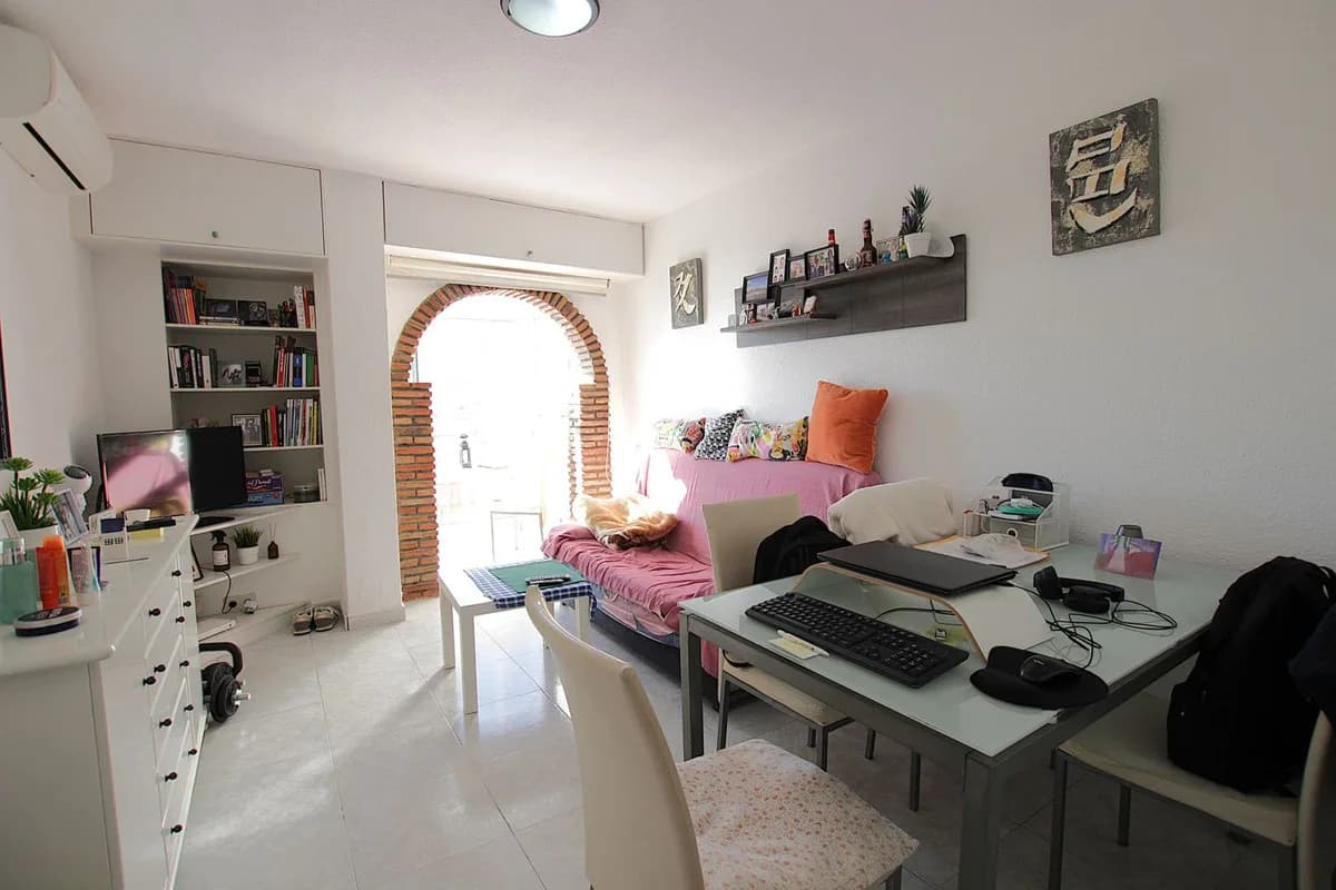 1 Bedroom Middle Floor Apartment for Sale in Arroyo de la Miel, Málaga - Image 4