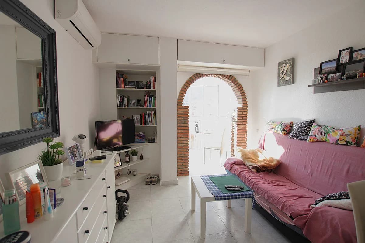 1 Bedroom Middle Floor Apartment for Sale in Arroyo de la Miel, Málaga - Image 5