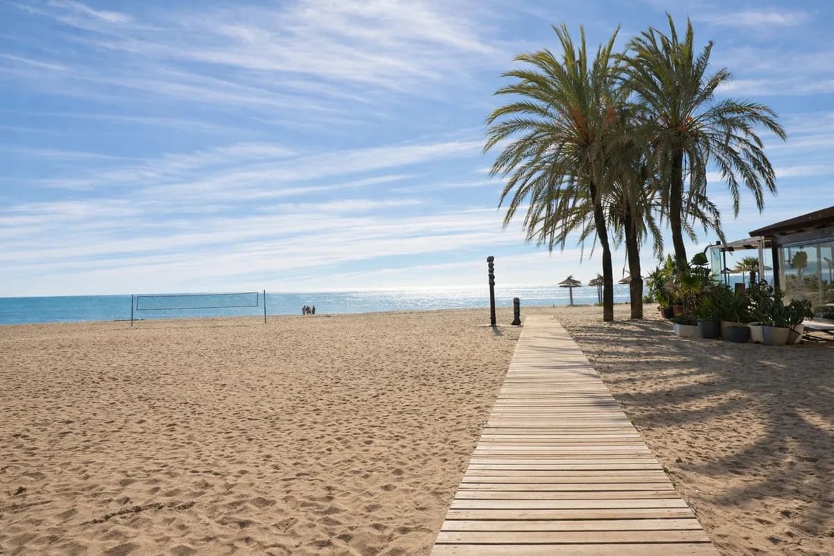 3 Bedroom Middle Floor Apartment for Sale in Estepona, Málaga