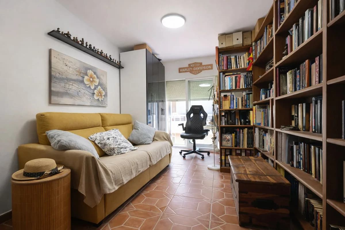 3 Bedroom Middle Floor Apartment for Sale in Estepona, Málaga - Image 8