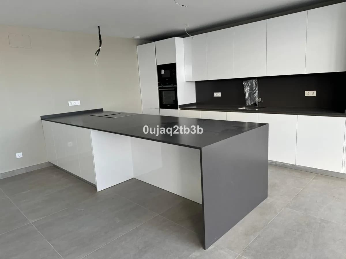 3 Bedroom Middle Floor Apartment for Sale in Estepona, Málaga - Image 2
