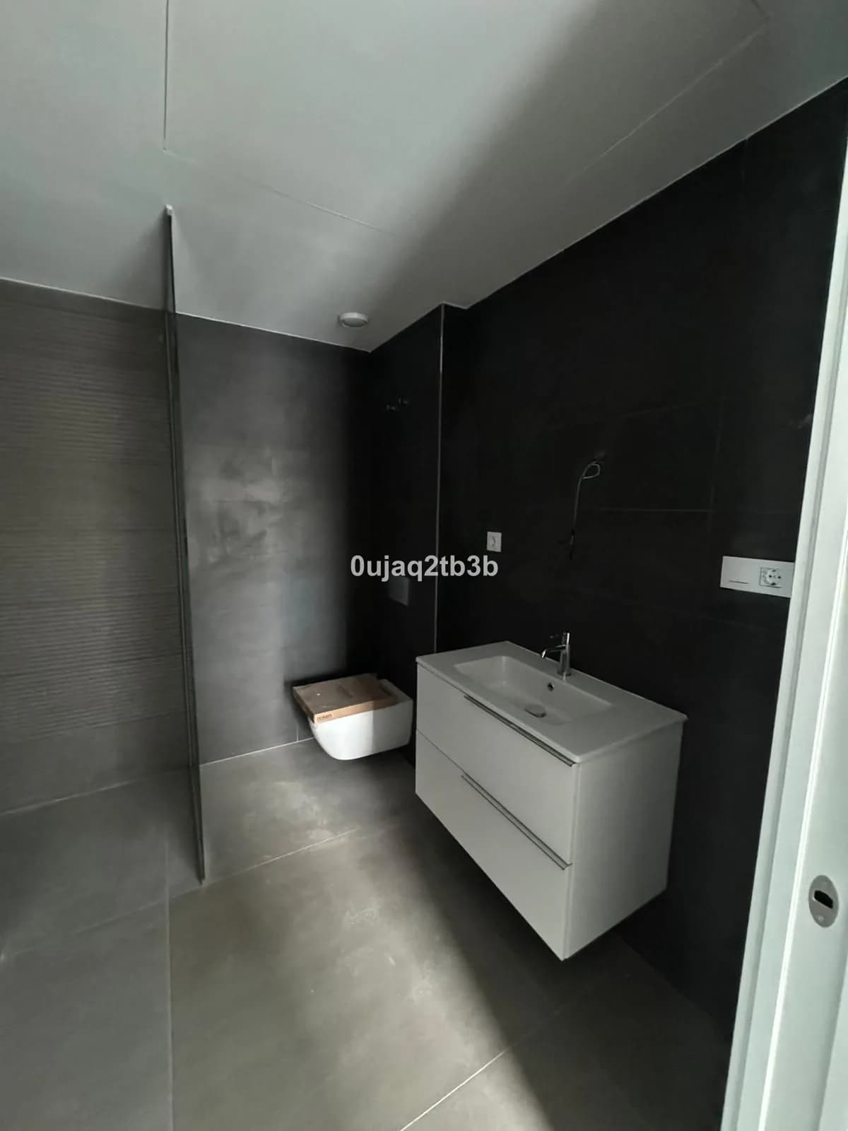 3 Bedroom Middle Floor Apartment for Sale in Estepona, Málaga - Image 3
