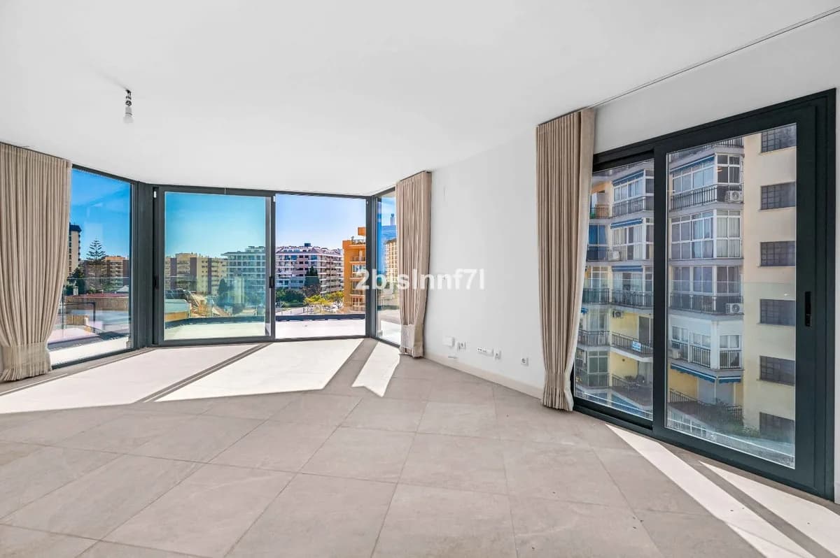 3 Bedroom Top Floor Apartment for Sale in Fuengirola, Málaga - Image 6