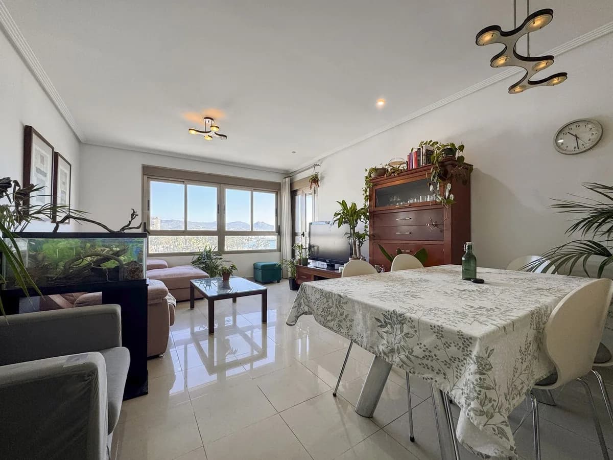 3 Bedroom Middle Floor Apartment for Sale in Huelin, Málaga - Image 4