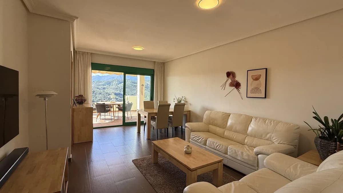 2 Bedroom Middle Floor Apartment for Sale in Selwo, Málaga - Image 2