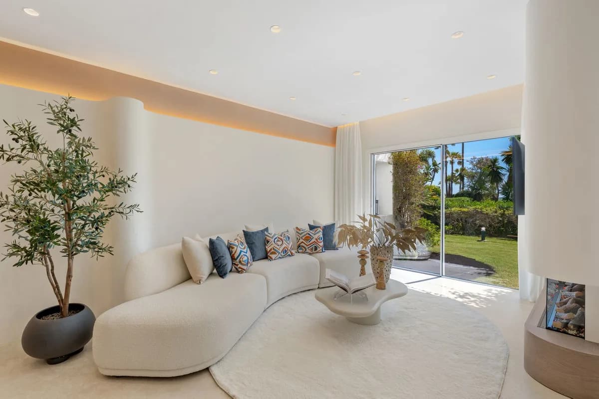 3 Bedroom Ground Floor Apartment for Sale in Costalita, Málaga - Image 3