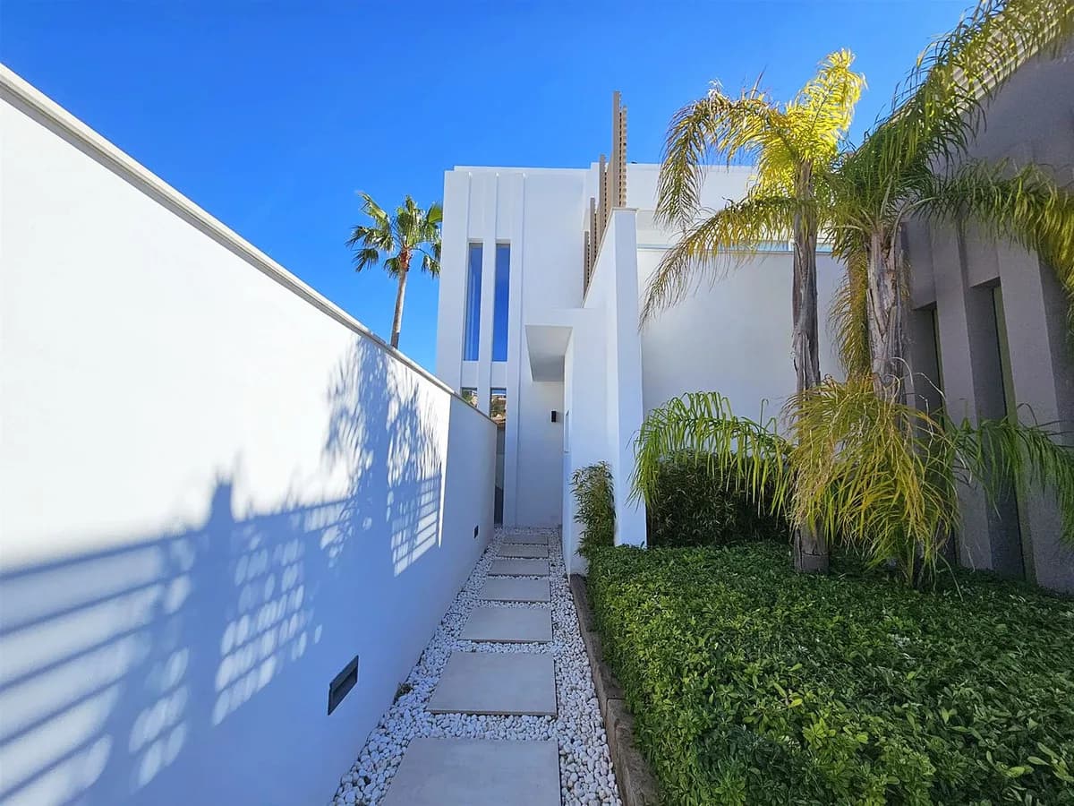 5 Bedroom Detached Villa for Sale in Riviera del Sol, Málaga - Image 3