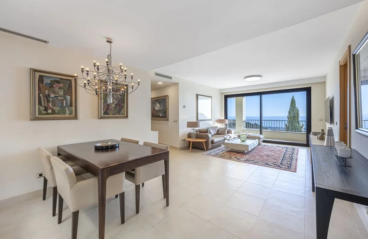 3 Bedroom Middle Floor Apartment for Sale in Altos de los Monteros, Málaga - Image 2