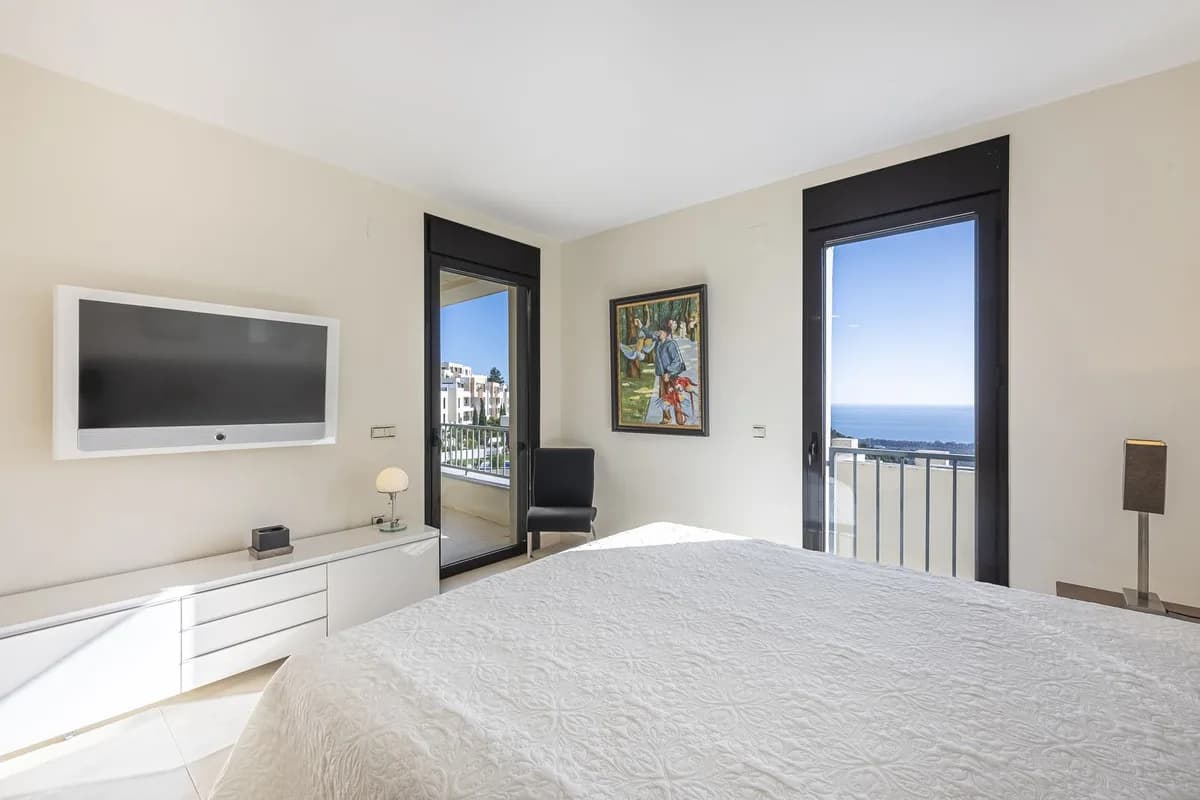 3 Bedroom Middle Floor Apartment for Sale in Altos de los Monteros, Málaga - Image 4