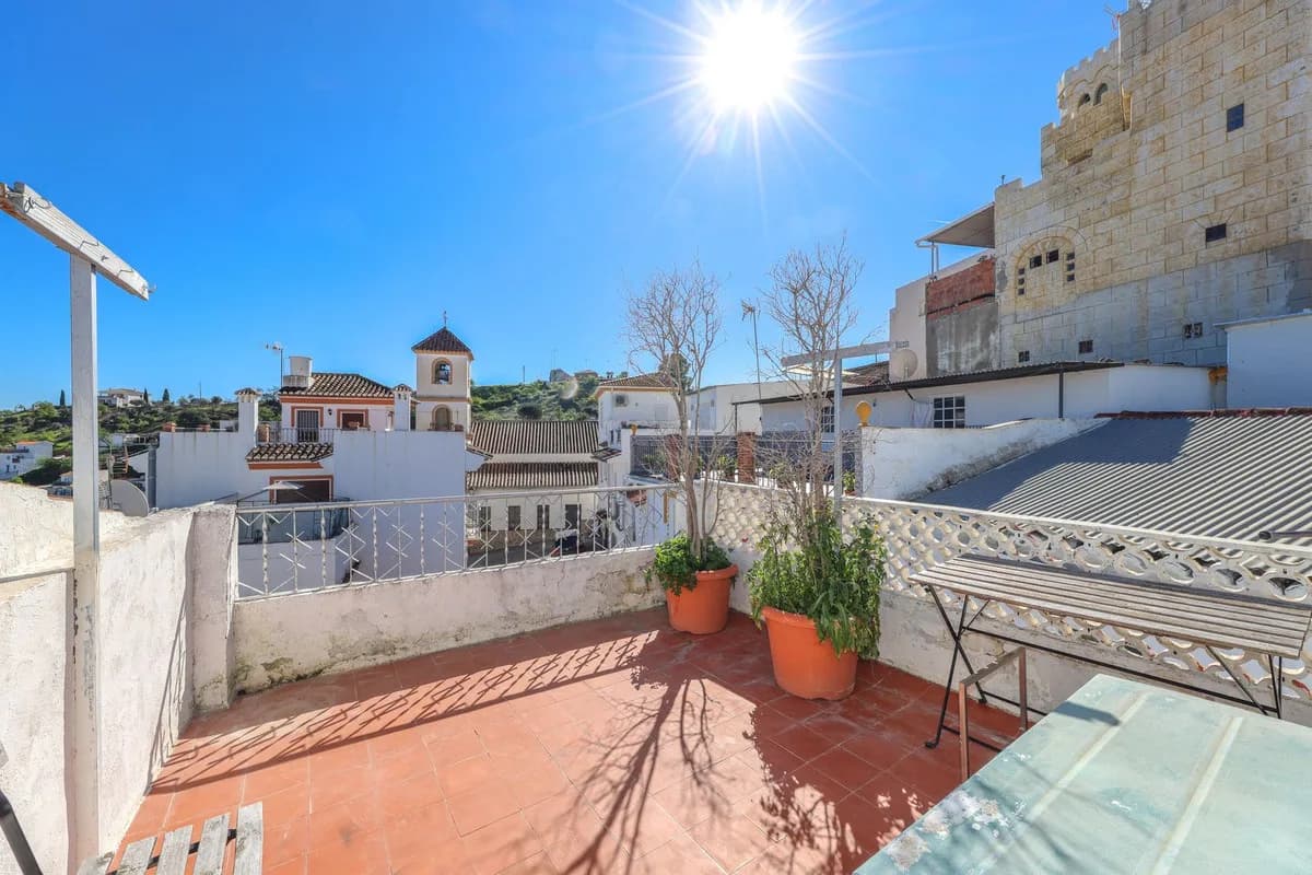 3 Bedroom Townhouse for Sale in Guaro, Málaga - Image 2
