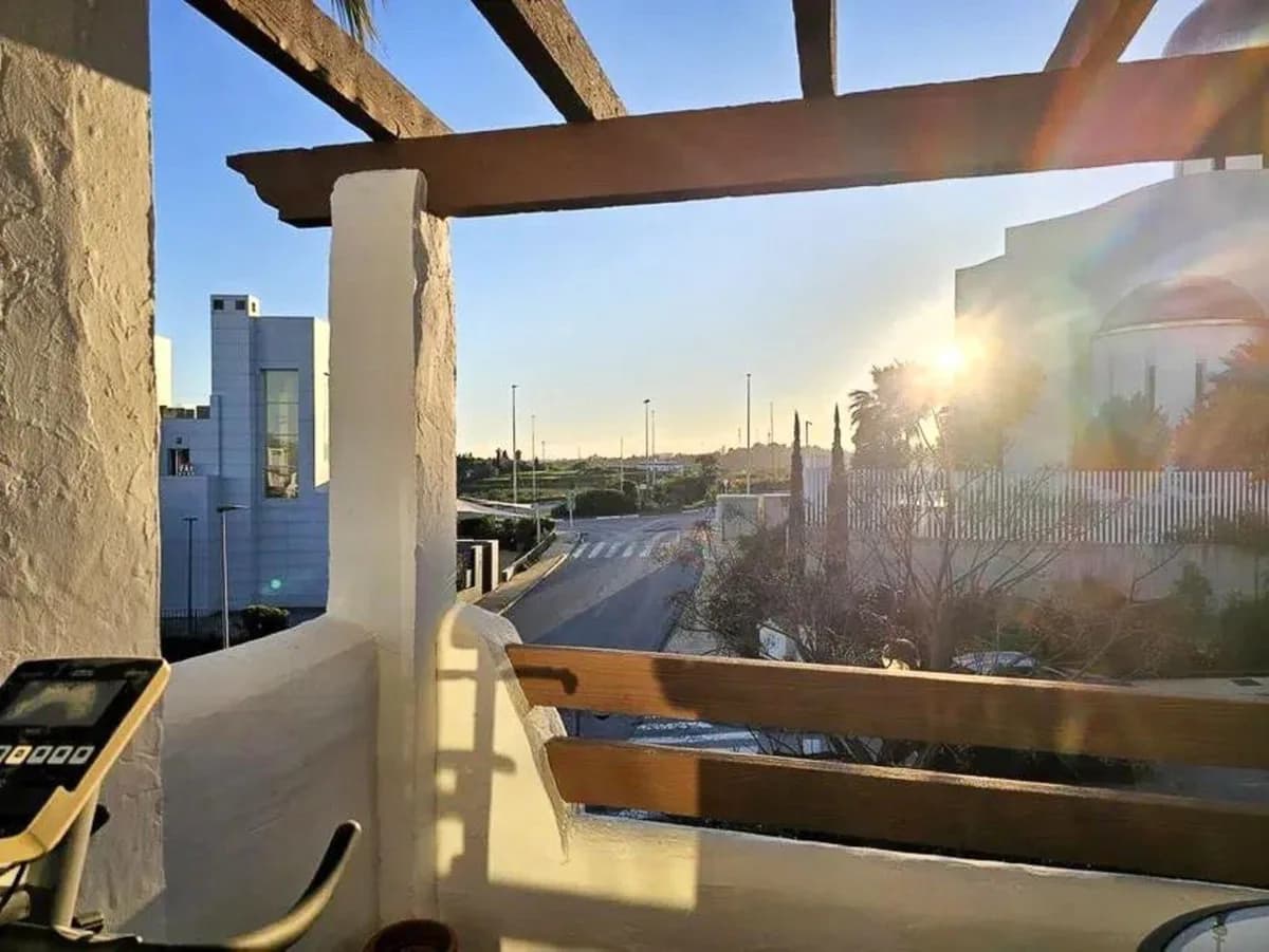 3 Bedroom Middle Floor Apartment for Sale in Selwo, Málaga - Image 9