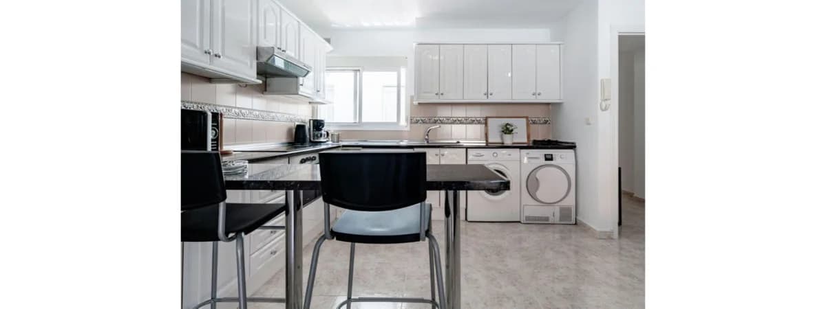 3 Bedroom Middle Floor Apartment for Sale in Los Boliches, Málaga - Image 3