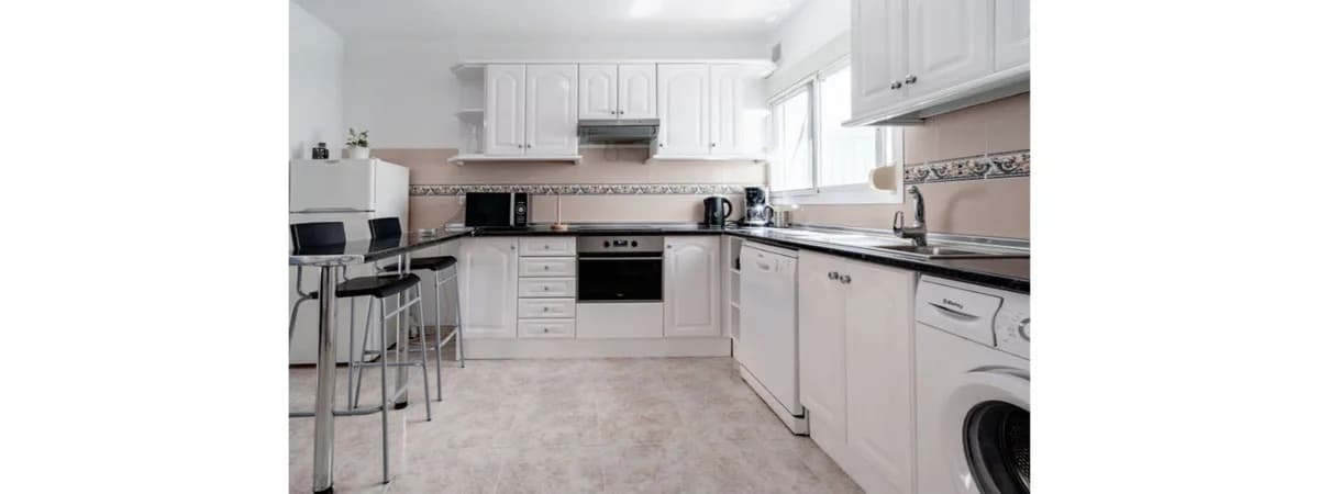 3 Bedroom Middle Floor Apartment for Sale in Los Boliches, Málaga - Image 4