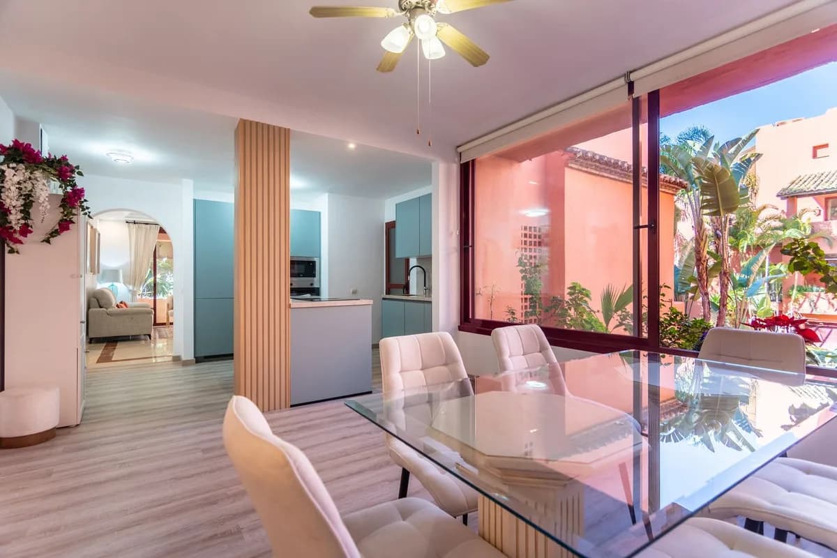 3 Bedroom Middle Floor Apartment for Sale in Elviria, Málaga