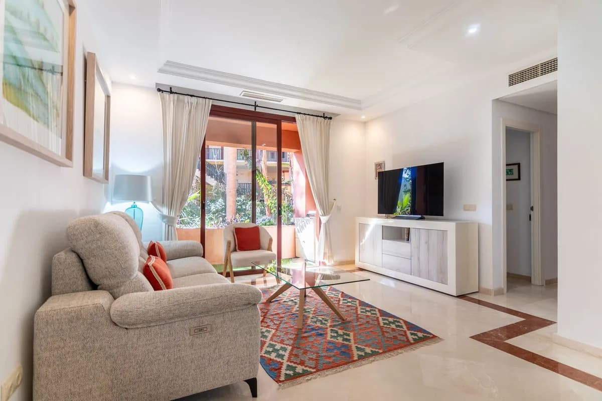3 Bedroom Middle Floor Apartment for Sale in Elviria, Málaga - Image 2
