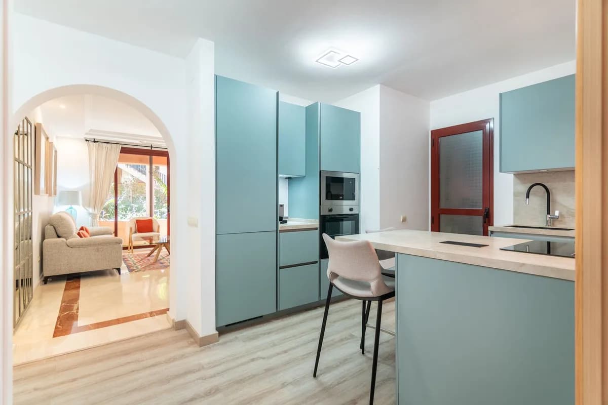 3 Bedroom Middle Floor Apartment for Sale in Elviria, Málaga - Image 5