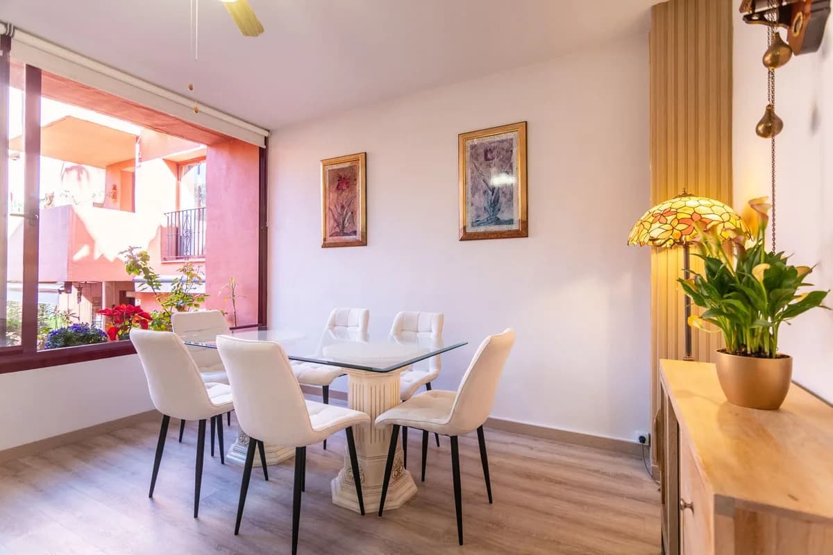 3 Bedroom Middle Floor Apartment for Sale in Elviria, Málaga - Image 7