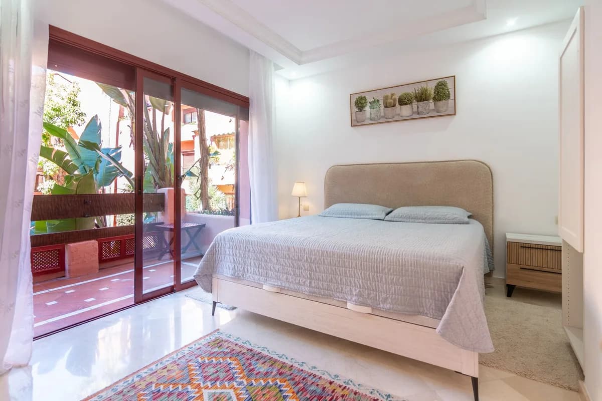 3 Bedroom Middle Floor Apartment for Sale in Elviria, Málaga - Image 8