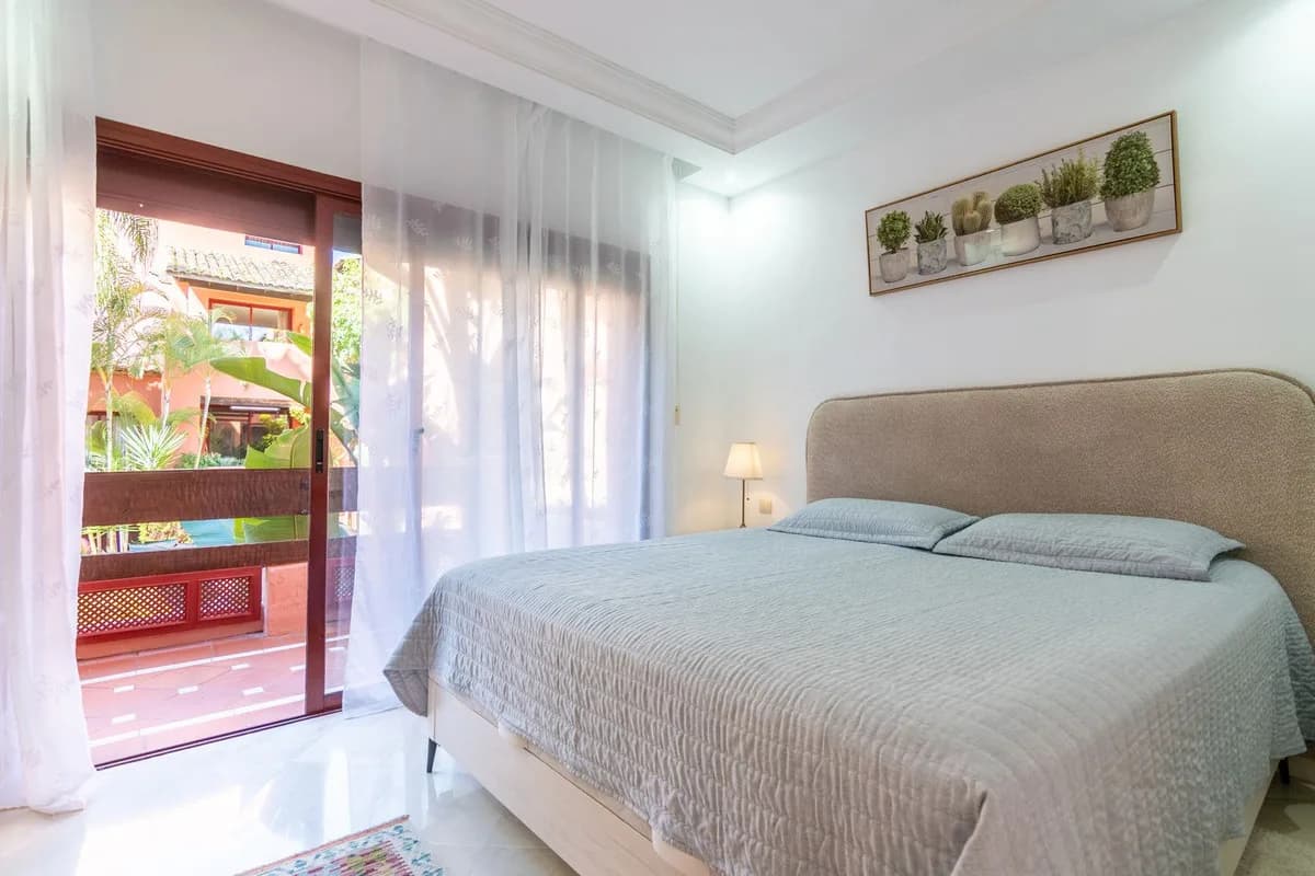 3 Bedroom Middle Floor Apartment for Sale in Elviria, Málaga - Image 9