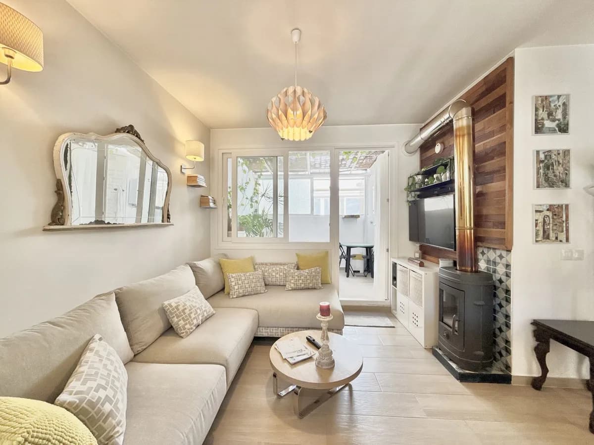 2 Bedroom Middle Floor Apartment for Sale in Fuengirola, Málaga - Image 2