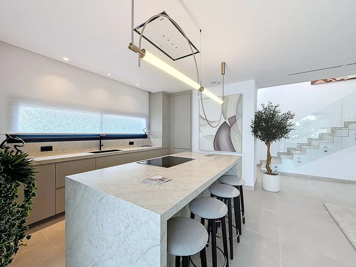5 Bedroom Detached Villa for Sale in Nagüeles, Málaga - Image 8