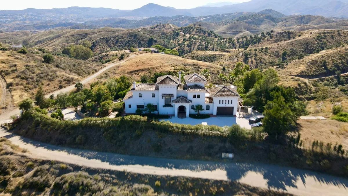 4 Bedroom Detached Villa for Sale in Mijas, Málaga - Image 2
