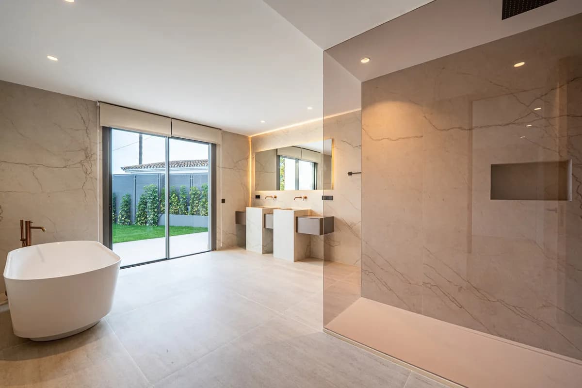 5 Bedroom Detached Villa for Sale in El Rosario, Málaga - Image 9