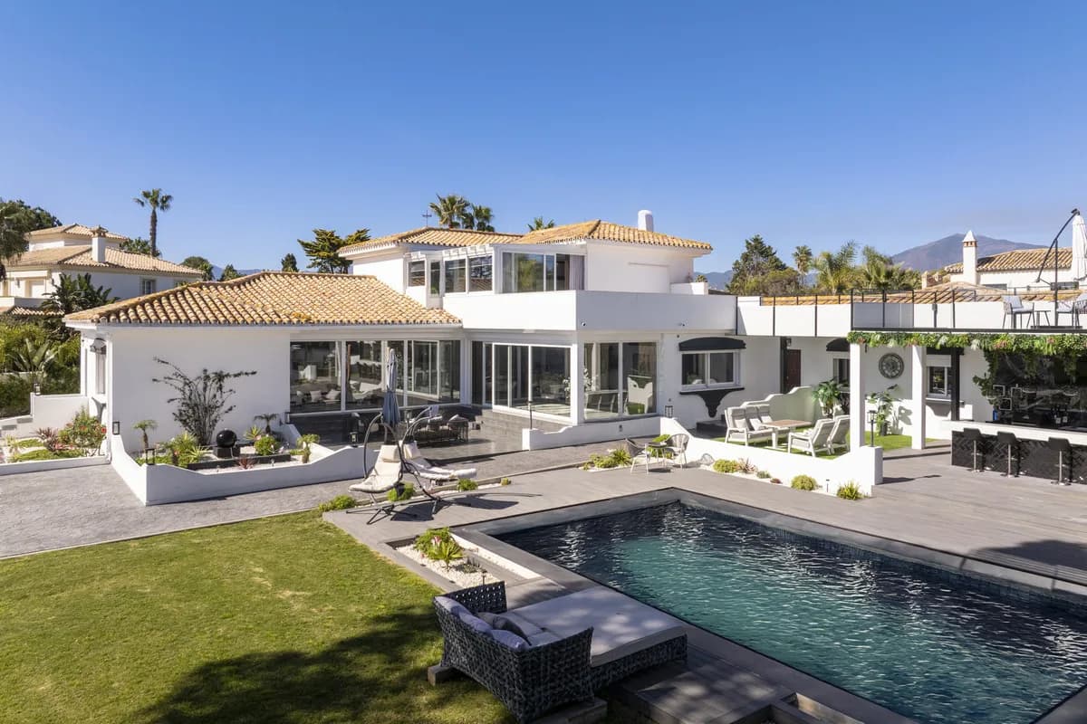 5 Bedroom Detached Villa for Sale in Estepona, Málaga