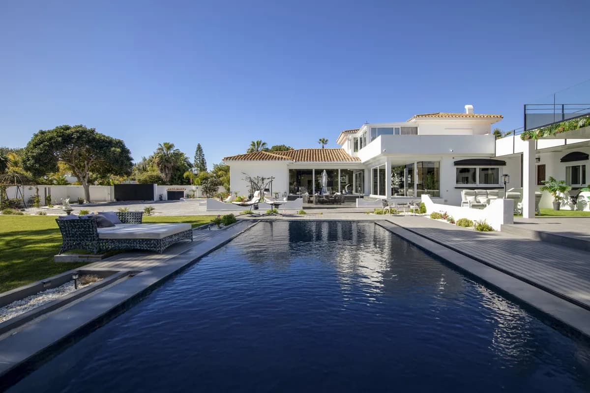 5 Bedroom Detached Villa for Sale in Estepona, Málaga - Image 2