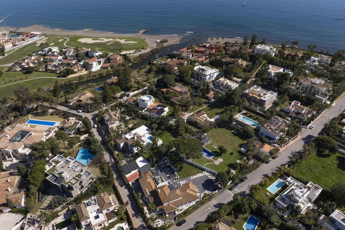 5 Bedroom Detached Villa for Sale in Estepona, Málaga - Image 3