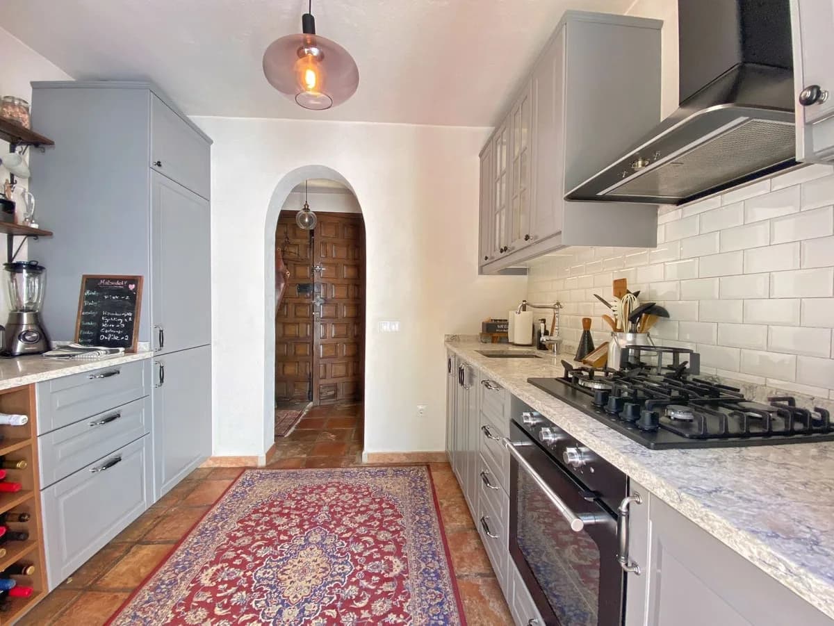 3 Bedroom Semi-Detached House for Sale in Marbella, Málaga - Image 3