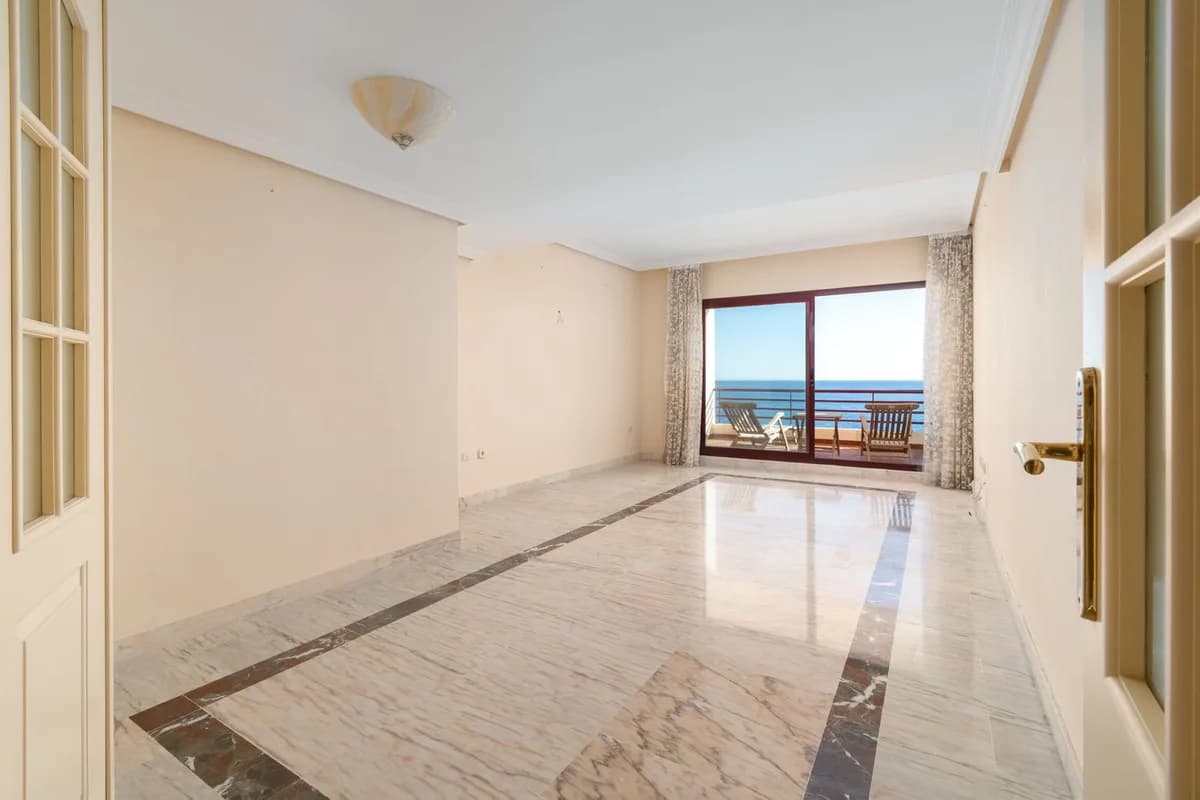 3 Bedroom Middle Floor Apartment for Sale in Torrequebrada, Málaga - Image 6