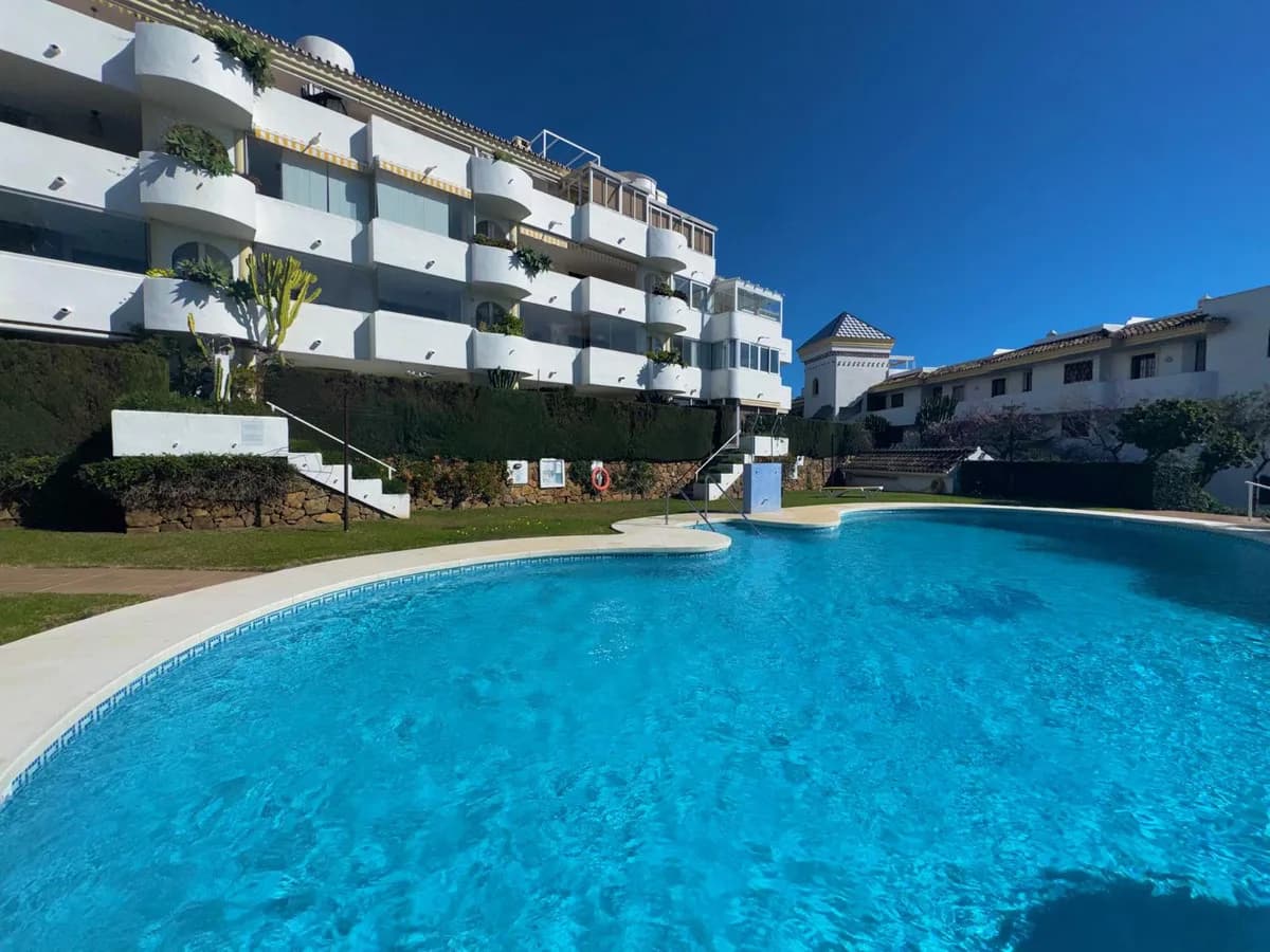 2 Bedroom Middle Floor Apartment for Sale in Calahonda, Málaga - Image 7