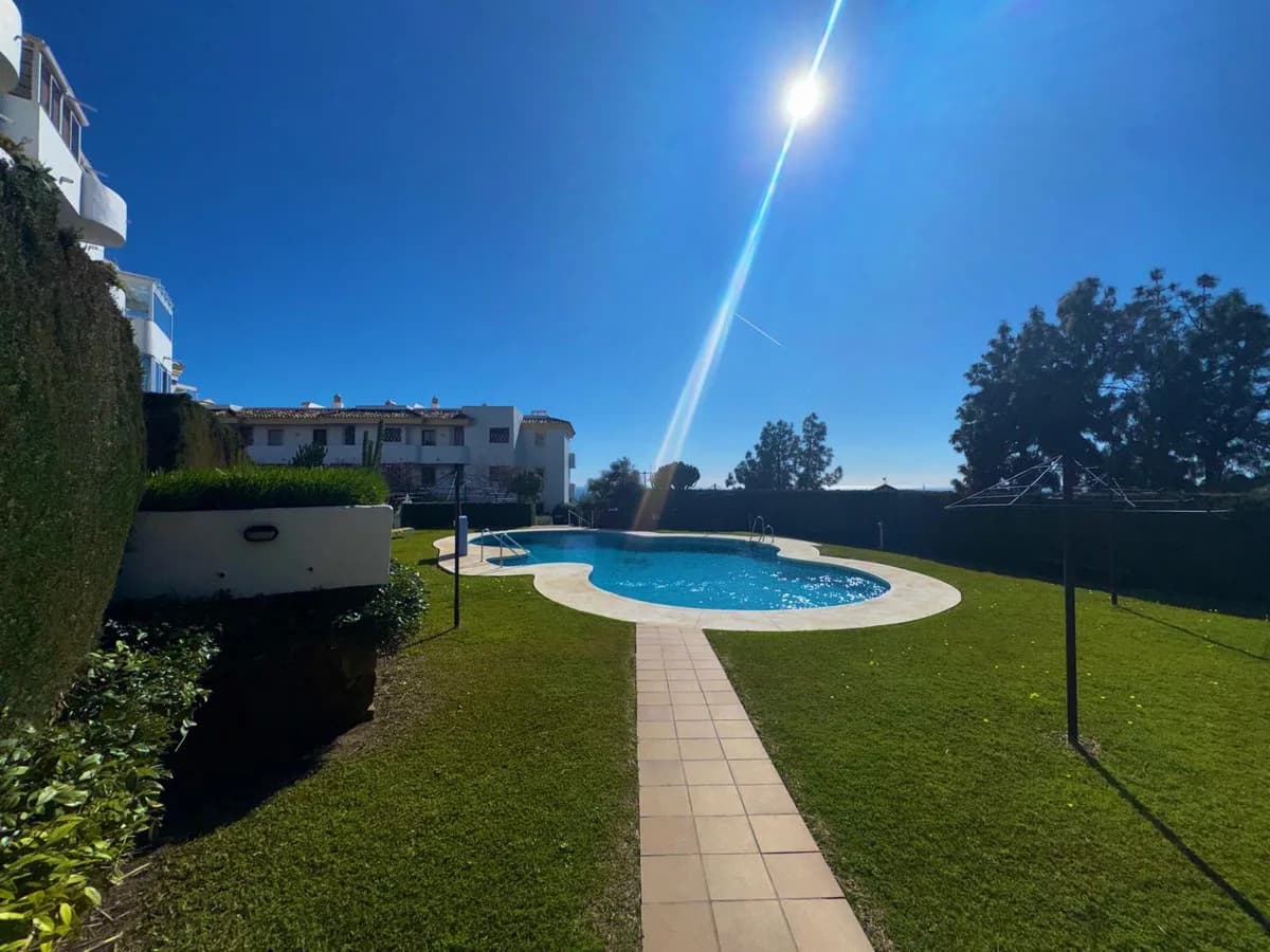 2 Bedroom Middle Floor Apartment for Sale in Calahonda, Málaga - Image 9