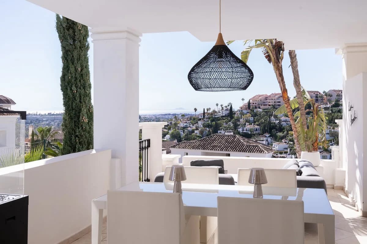 2 Bedroom Ground Floor Apartment for Sale in Nueva Andalucía, Málaga