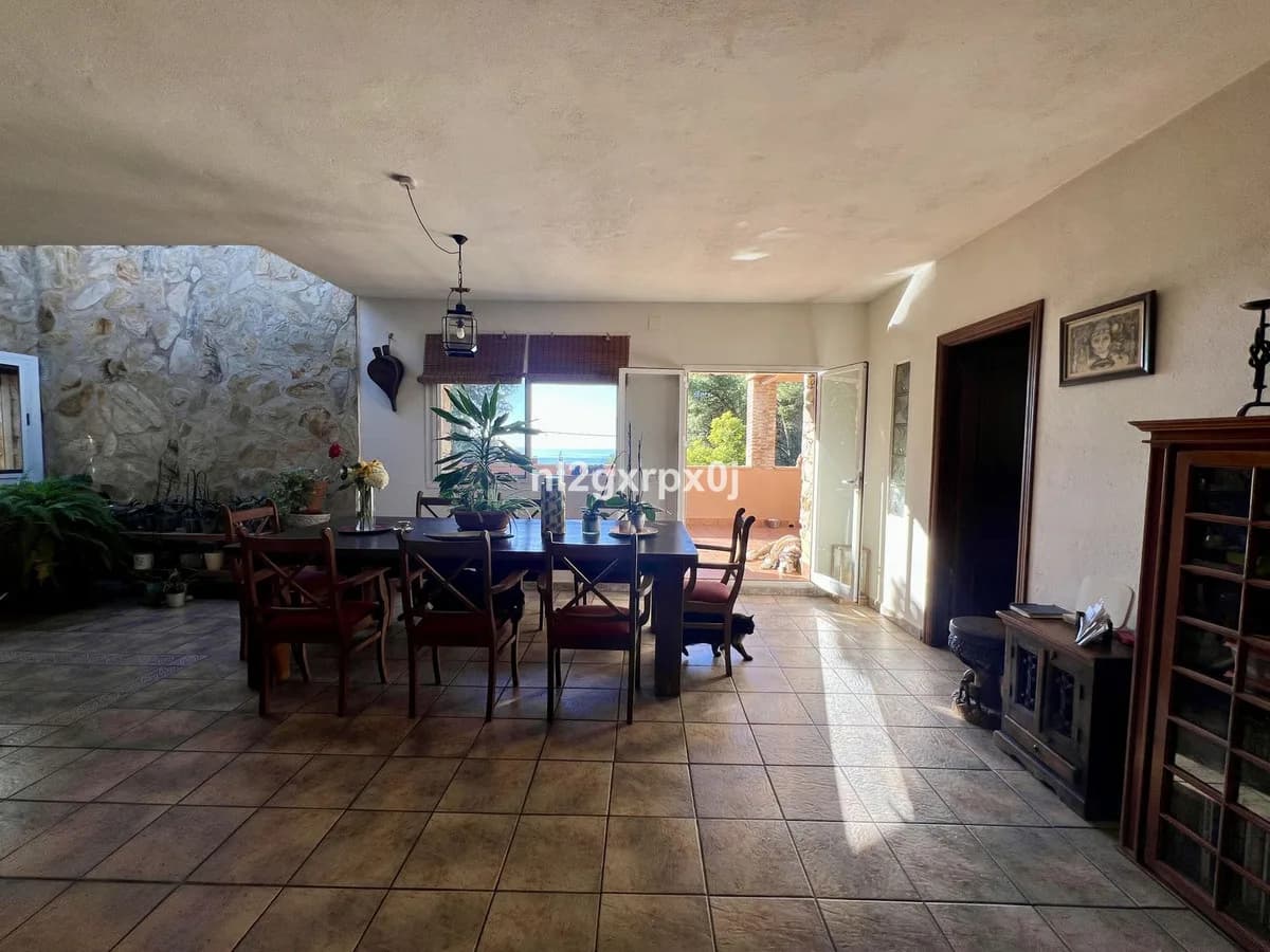 5 Bedroom Detached Villa for Sale in Marbella, Málaga - Image 5